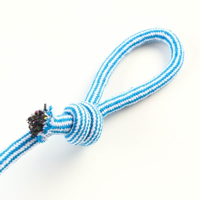 Игрушка-дразнилка для собак с шариком из каната, до 85 г, до 38 см, голубая/белая Игрушка-дразнилка для собак с шариком из каната, до 85 г, до 38 см, голубая/белая