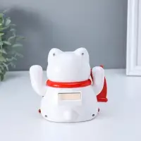 Маятник пластик от солнечной батареи "Белый кот Манэки-нэко с веером" 11,2х14,3х15,3 см