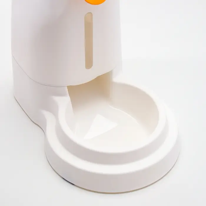 Автокормушка 3,8 л, нескользящие ножки, белая Автокормушка 3,8 л, нескользящие ножки, белая