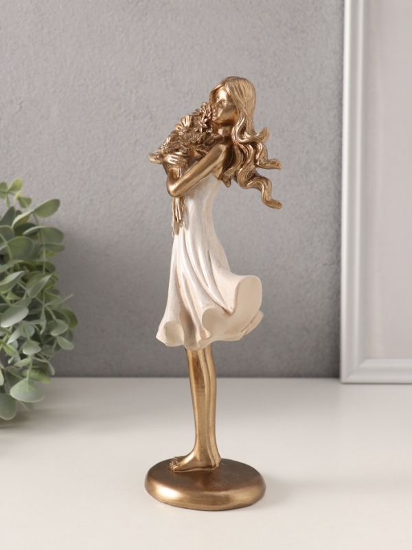 Сувенир полистоун  Сувенир полистоун "Девушка с охапкой подсолнухов" 9,5х7х23,5 см