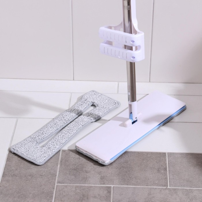 Швабра с отжимом и щёткой, 2 насадки из микрофибры 38×12 см, стальная ручка 136 см Швабра с отжимом и щёткой, 2 насадки из микрофибры 38×12 см, стальная ручка 136 см