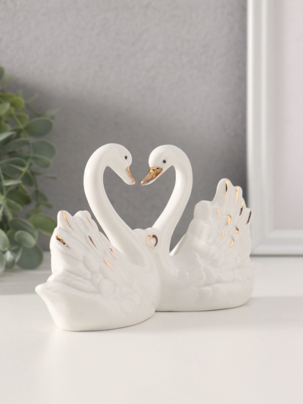 Сувенир керамика "Белые лебеди с маленьким сердечком" с золотом 4х15х9 см