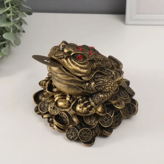 Нэцкэ фигурка &laquo;Денежная жаба с монетой на горе монет&raquo;, полистоун, под бронзу, 16.2&times;19&times;16.5 см