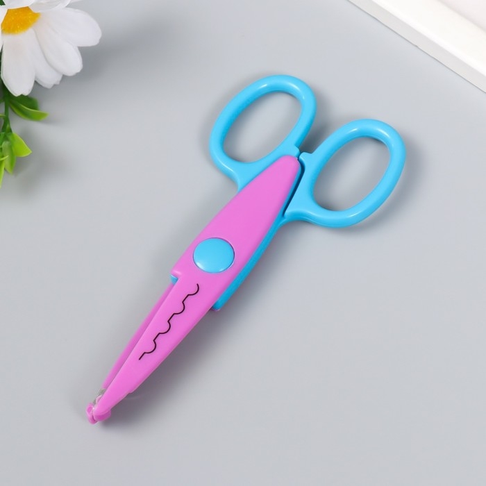 Набор для скрапбукинга Набор для скрапбукинга "Зигзаги" ножницы фигурные 15,5 см+4 дырокола d=1,2 см10х23 см МИКС