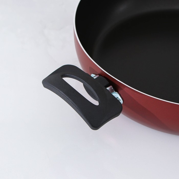 Сковорода Доляна Promo, d=26 см, пластиковая ручка, антипригарное покрытие, цвет бордовый