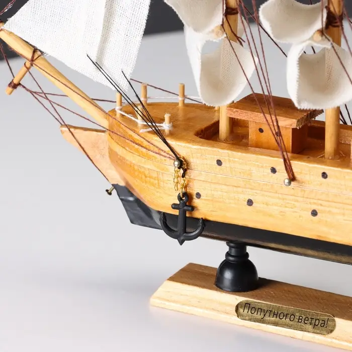 Сувенирная модель корабля &laquo;Аляска&raquo;, борта светлое дерево, паруса белые пиратские, 4.5&times;23&times;24 см