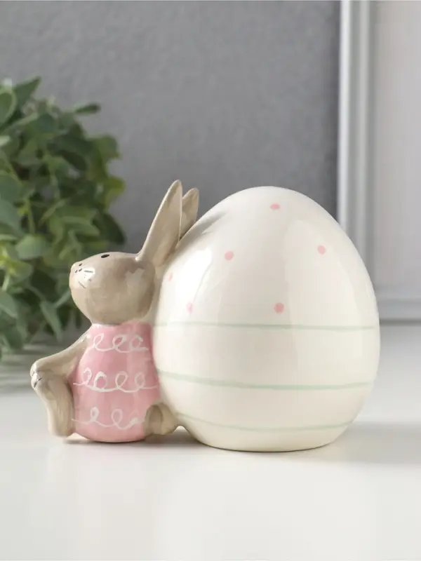 Сувенир керамика "Зайка розово-серый с пасхальным яичком в горох" 12х7,9х8,8 см