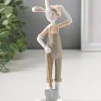 Сувенир полистоун "Зайчик в сером комбинезоне, со шляпой, лопатой" 19,5 см