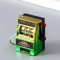 Брелок пластик "Игровой автомат - казино" зелёно-золотой 2,7х3,4х5 см
