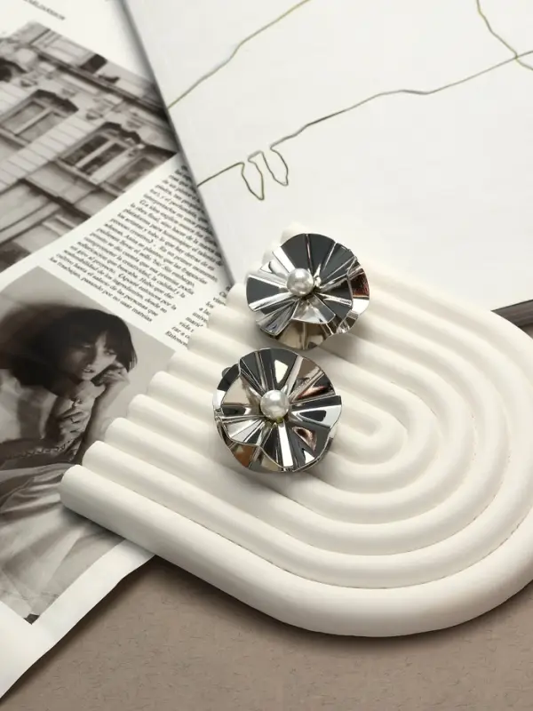 Серьги клипсы для ушей QF &laquo;Тренд. Объёмный цветок&raquo;, металл, цвет серебро