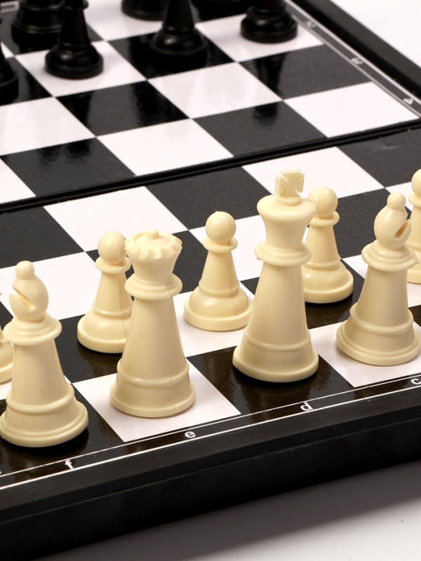 Шахматы 26 х 26 см, король h-4.6 см, d-1.9 см, доска и фигуры пластик Шахматы 26 х 26 см, король h-4.6 см, d-1.9 см, доска и фигуры пластик