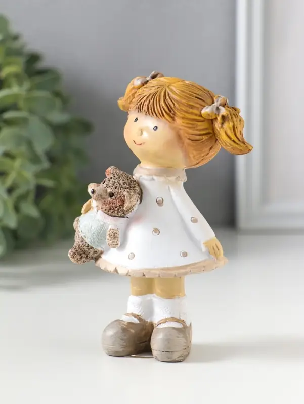 Сувенир полистоун "Девочка с хвостиками в белом платье в горох, с барашком" 6,5х5х10 см