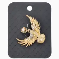 Брошь "Калибри с цветком", цвет белый в золоте