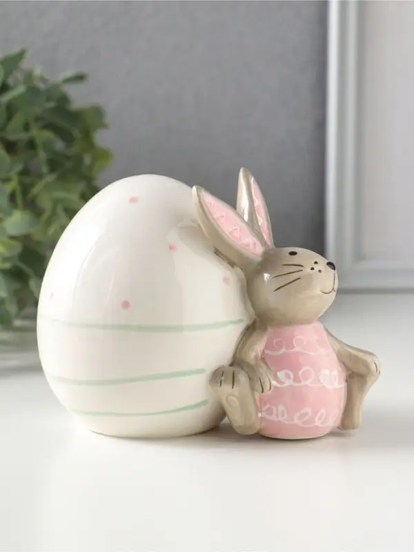 Сувенир керамика "Зайка розово-серый с пасхальным яичком в горох" 12х7,9х8,8 см