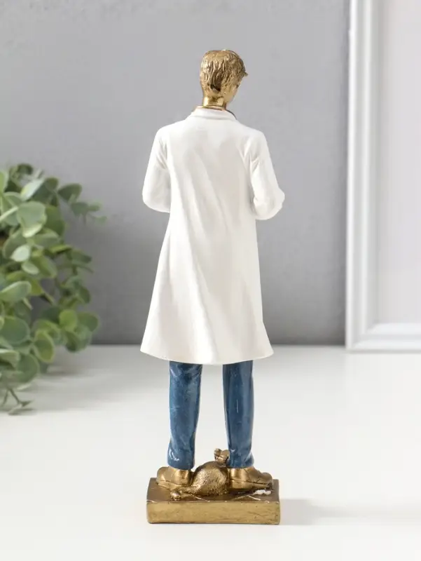 Сувенир полистоун "Мужчина-ветеринар в белом халате с щенком" 25,5 см