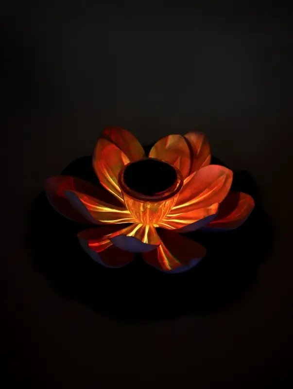 Садовый светильник для водоемов 28 х 28 х 9 см на солнечной бат-е Садовый светильник для водоемов 28 х 28 х 9 см на солнечной бат-е "Лотос" бел N011