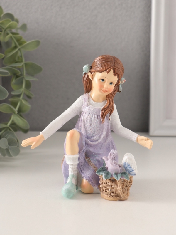 Сувенир полистоун "Девочка в сиреневом сарафане с корзинкой цветов" 11х6,5х12 см