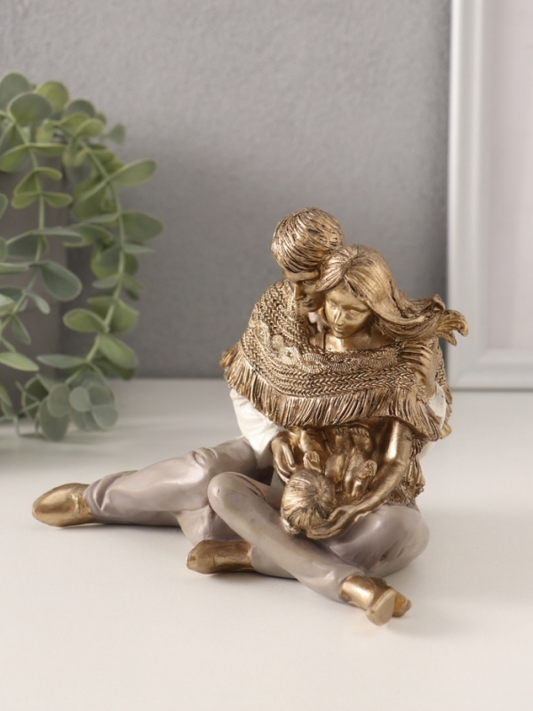 Сувенир полистоун Сувенир полистоун "Молодые родители с малышом, в пледе" 15,5х10,5х11,5 см