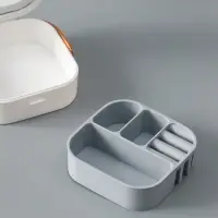 Шкатулка пластик для украшений с зеркалом, с ручкой 3 ячейки, 3 полосы, белый 9х9х3,8 см