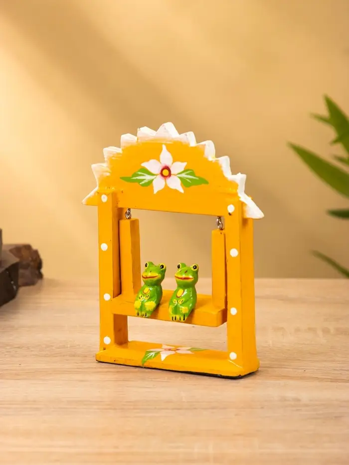 Сувенир "Лягушата на качелях" дерево 10х3,5х15 см, цв.  оранжевый Сувенир "Лягушата на качелях" дерево 10х3,5х15 см, цв.  оранжевый