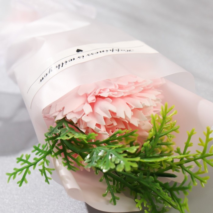 Мини-букет из мыльных лепестков "Розовая гвоздика с зеленью" 13 см