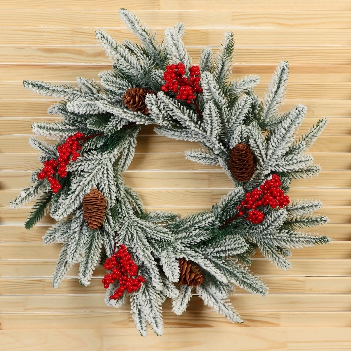 Венок новогодний d- 36 см  Венок новогодний d- 36 см "Уютная сказка" веточки в снегу ягоды шишки