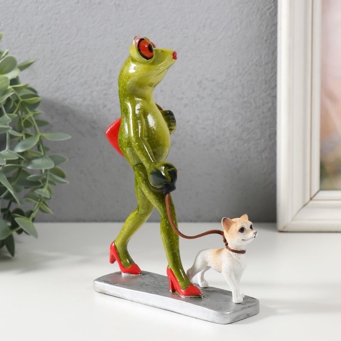Сувенир полистоун лак Сувенир полистоун лак "Лягушка с собачкой" 12,2х5,2х16,7 см