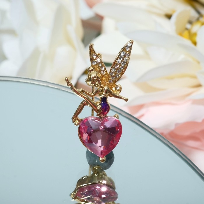 Брошь «Фея» на сердечке, цвет бело-розовый в золоте Брошь «Фея» на сердечке, цвет бело-розовый в золоте