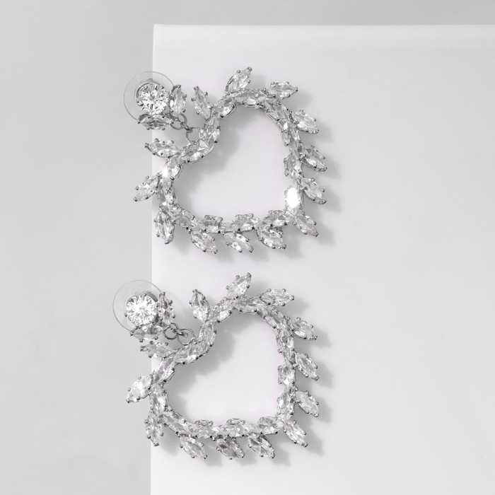 Серьги со стразами «Сердце» контур в листьях, цвет белый в серебре Серьги со стразами «Сердце» контур в листьях, цвет белый в серебре