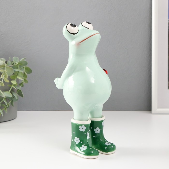 Сувенир керамика Сувенир керамика "Лягушонок в резиновых сапогах, с божьей коровкой" 11,2х8,2х22,2 см