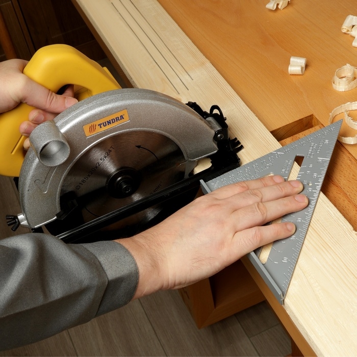 Универсальный кровельный угольник ТУНДРА, алюминий, 175 мм Универсальный кровельный угольник ТУНДРА, алюминий, 175 мм