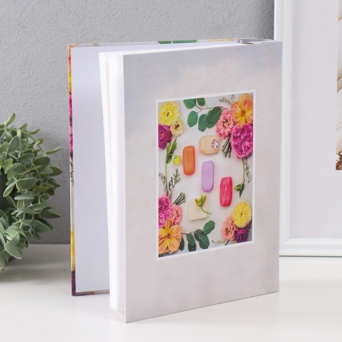 Фотоальбом на 100 фото 10х15 см  Фотоальбом на 100 фото 10х15 см "Красота спасёт мир" зол/сер в коробке МИКС 5,7х20,7х26 см