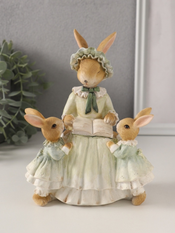 Сувенир полистоун Сувенир полистоун "Мама зайка с дочками - чтение сказок" зелёный 14х9,5х18,5 см