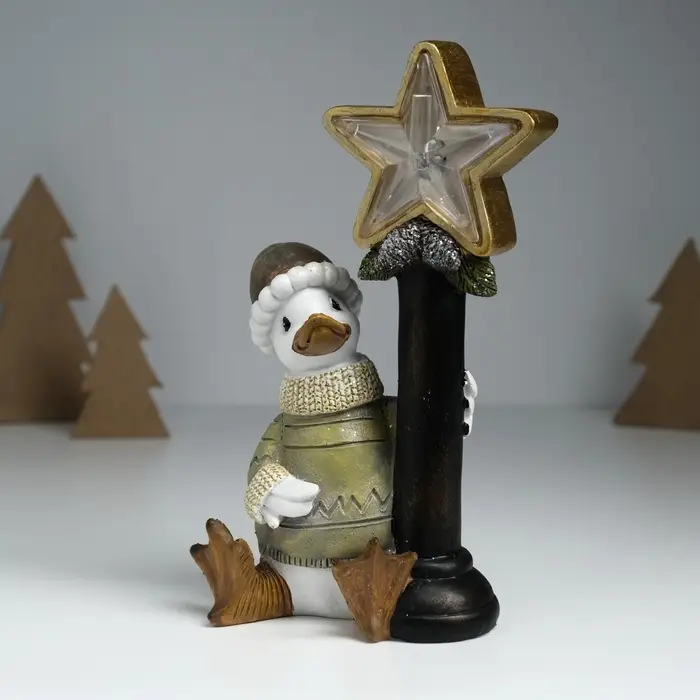 Фигурка светящаяся полистоун &laquo;Гусь в свитере у фонарного столба со звездой&raquo;, 12.5&times;9&times;20.3 см