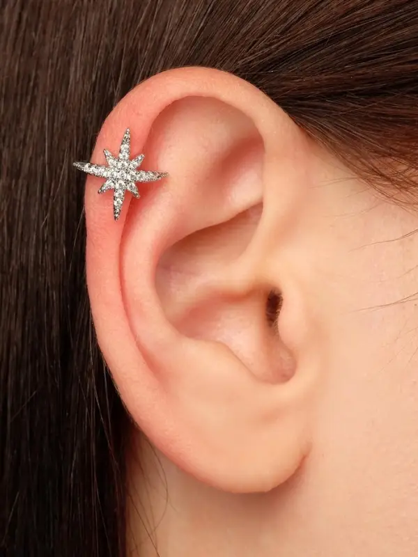 Серьга кафф &laquo;Звезда&raquo;, стразы, белая в серебре