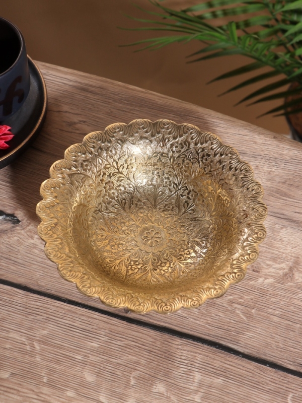 Блюдо сервировочное на ножке Блюдо сервировочное на ножке "Цветущая поляна" латунь 18х18х6,5 см