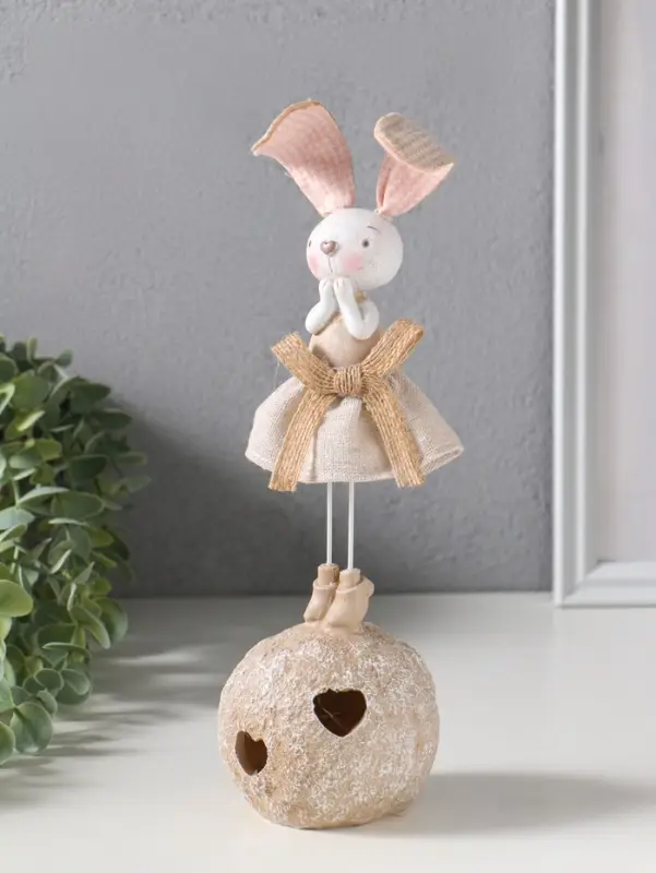 Сувенир полистоун свет "Зайка в льняном платье на шаре" 2хLR44 8,5х8,5х26 см