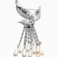 Брошь "Птица с жемчужным хвостом", цвет белый в серебре Брошь "Птица с жемчужным хвостом", цвет белый в серебре
