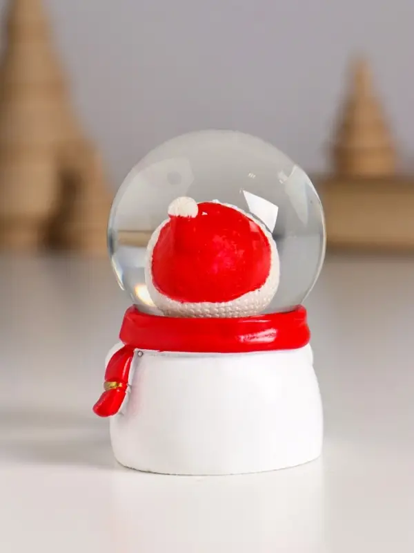 Сувенир полистоун водяной шар "Дед Мороз/Снеговик шар на голове" МИКС 6,8х5х5 см