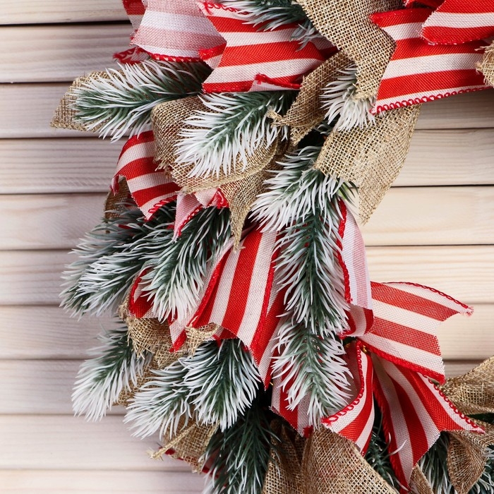 Венок новогодний d- 33 см  Венок новогодний d- 33 см "Уютная сказка" полосатые ленты и бежевые