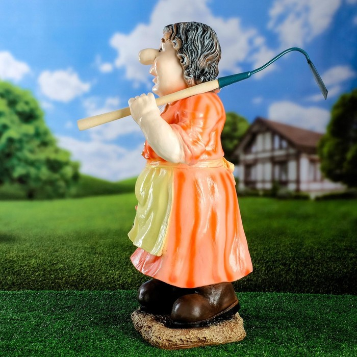 Садовая фигура  Садовая фигура "Баба с тяпкой" 23х37х63см