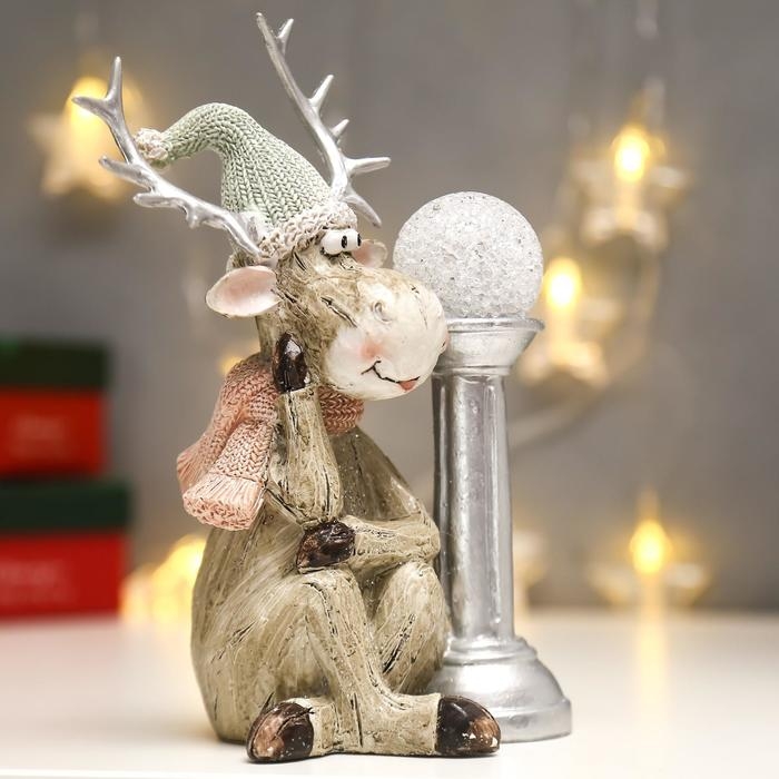 Сувенир полистоун свет Сувенир полистоун свет "Лосик в вязаном колпаке с шаром на колонне" 20,5х10,5х12,5 см