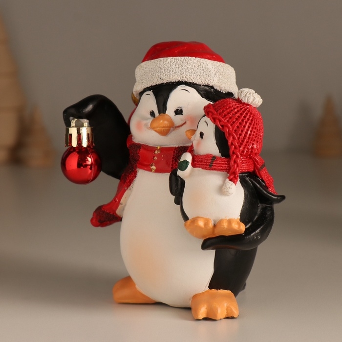 Сувенир полистоун "Пингвин с малышом и ёлочным шариком" 11х7,5х12 см