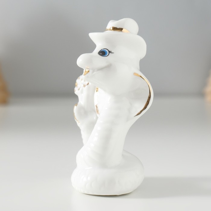 Сувенир керамика Сувенир керамика "Белая кобра с букетом и в шляпе" с золотом 3,5х5,5х9 см