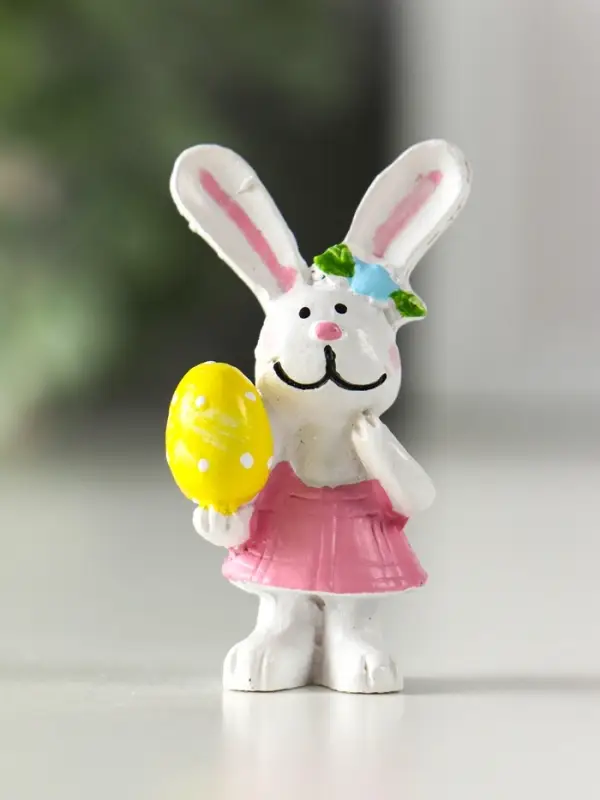 Сувенир полистоун  Сувенир полистоун "Белый зайка с яйцом/букетом" МИКС 2,2х3х4,2 см