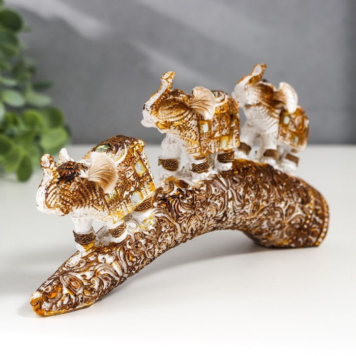 Сувенир полистоун Сувенир полистоун "Три белых слона с попоной из арабского ковра на роге" 9х4х17,5 см