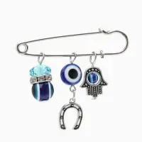 Булавка-оберег 3 подвески &laquo;Рука Хамса&raquo; с подковой, 5 см, синяя в серебре