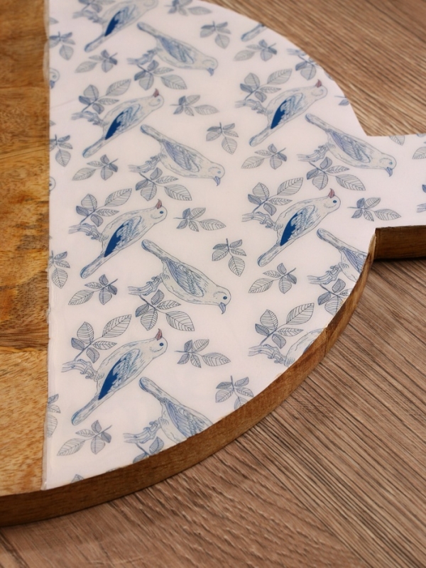 Доска разделочная круглая "Синие птицы" дерево манго 36х28 см