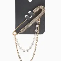 Булавка &laquo;Блеск&raquo; в стразах, цепочка, жемчуг, L=7.5 см, цвет белый в золоте