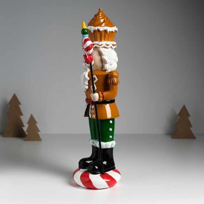 Сувенир полистоун  Сувенир полистоун "Щелкунчик в имбирном мундире, с кексом и пикой с леденцом" 13х10х35,5 см   103258